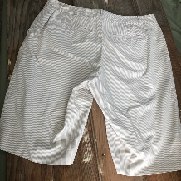 Ralph Lauren pinstriped shorts size 10 - Picture 5 of 6